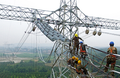 電力工程設(shè)備檢修使用高空速差安全防墜器進(jìn)行安全保護(hù)